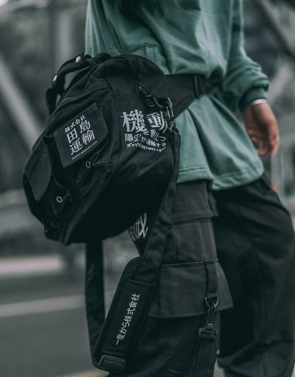 HiBag2 Water-Resistant 17″ Laptop Crossbody Bag